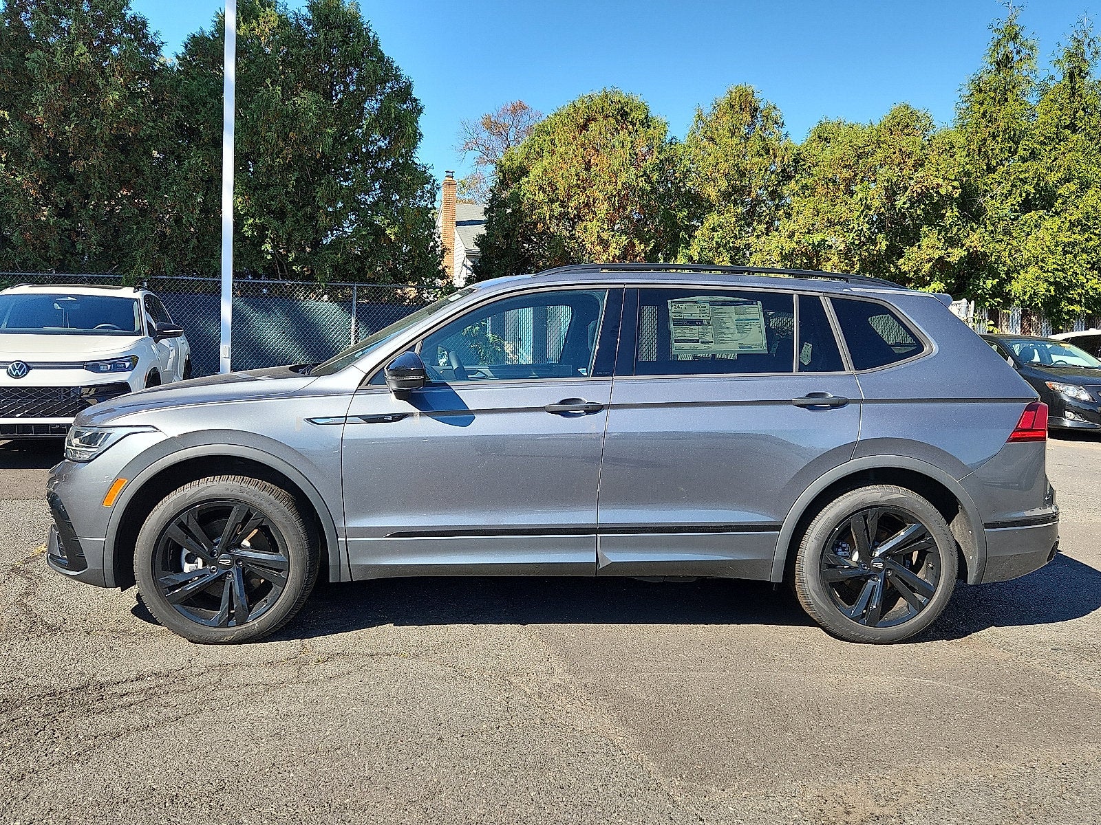 2024 Volkswagen Tiguan 2.0T SE R-Line Black