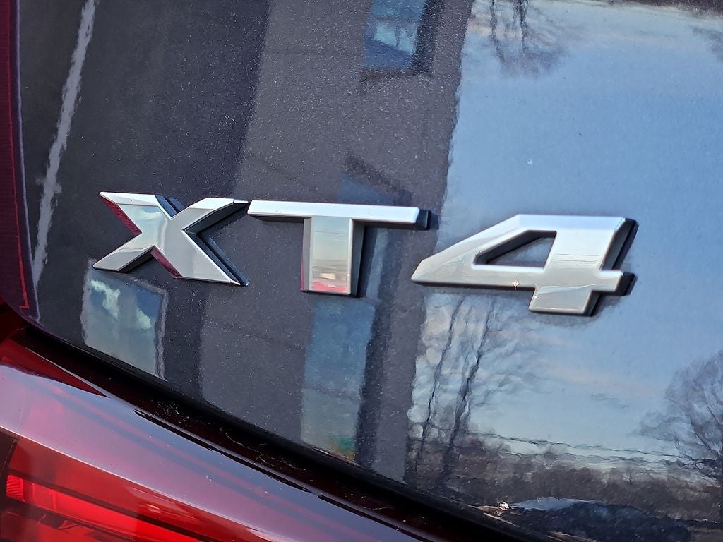 2023 Cadillac XT4 Premium Luxury