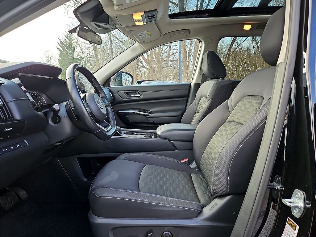 2022 Nissan Pathfinder SV